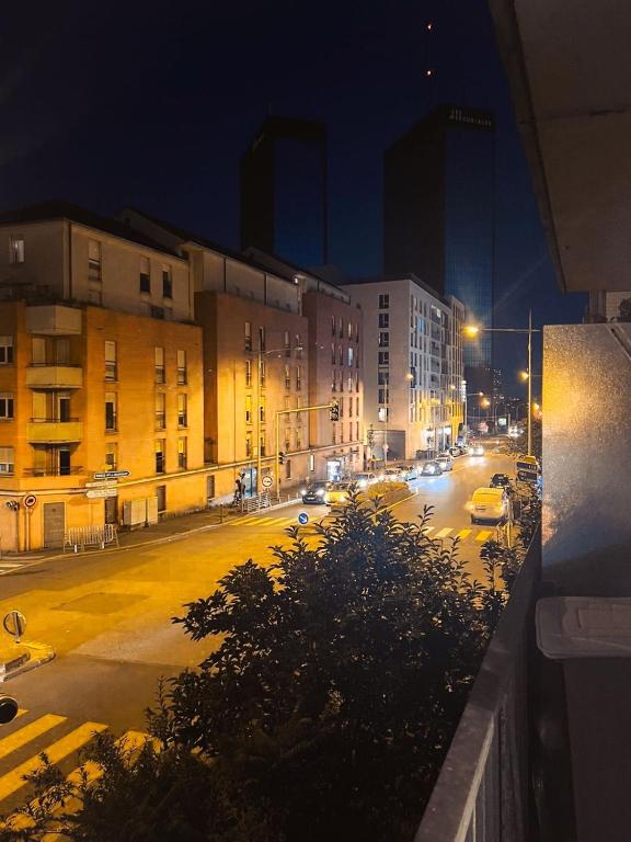 une rue de la ville la nuit avec des voitures sur la route dans l'établissement Appartement cosy Paris, à Bagnolet