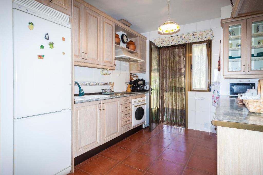 A kitchen or kitchenette at La Buenaventura del Tiétar