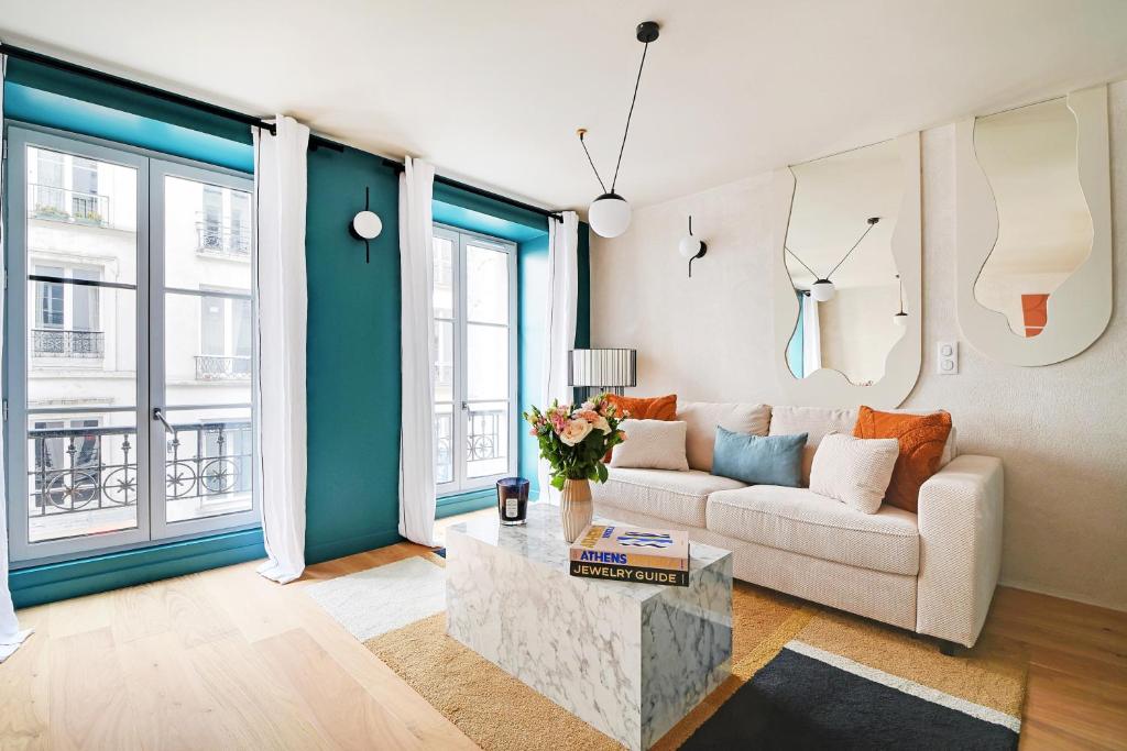 un salon avec un canapé et une table dans l'établissement SERENERS Apartments in Montorgueil - Rue Saint-Denis, à Paris