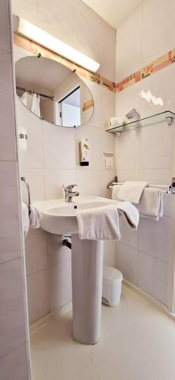 Koupelna v ubytování Brit Hotel Essentiel Pontivy Robic