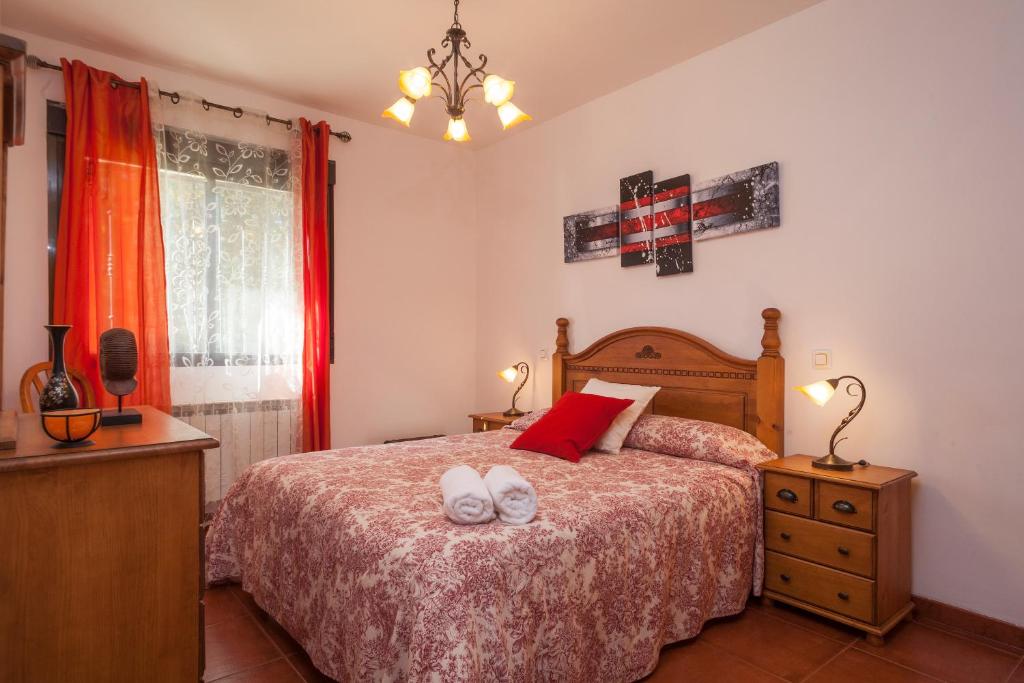 A bed or beds in a room at La Buenaventura del Tiétar