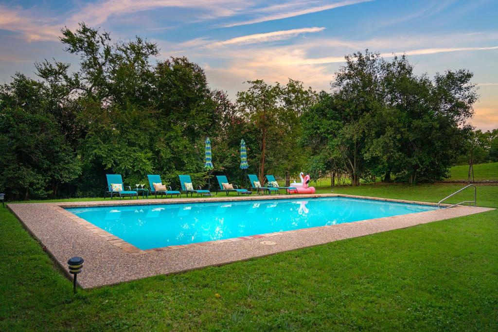 Swimmingpoolen hos eller tæt på A Secret TX Hideaway, Hot Tub, Firepit, Sleeps 6
