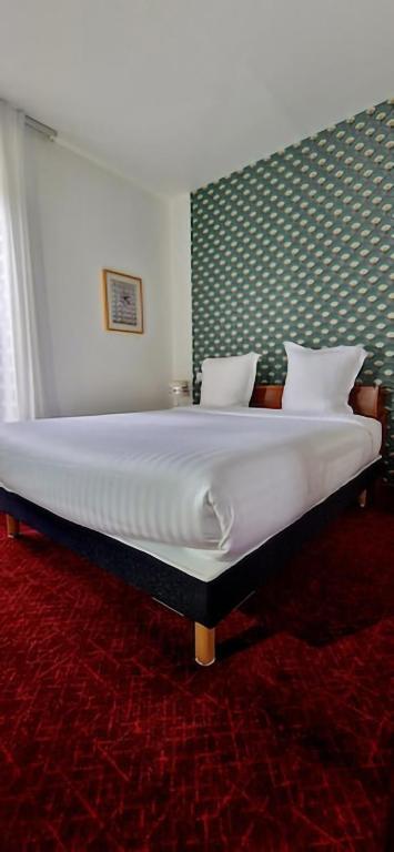 Postel nebo postele na pokoji v ubytování Brit Hotel Essentiel Pontivy Robic