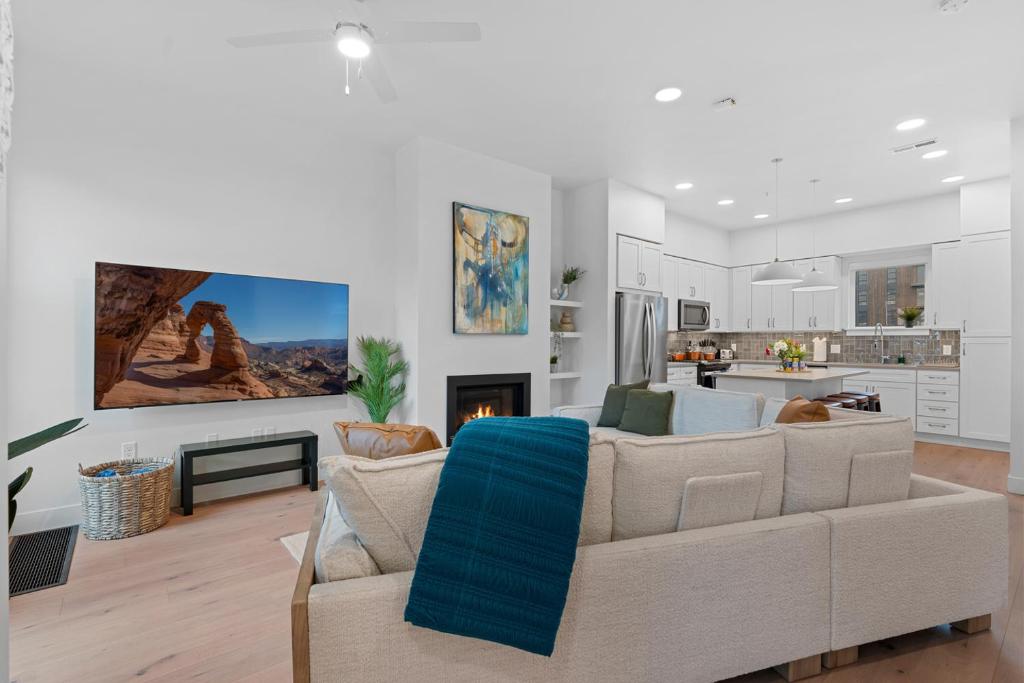 Η κουζίνα ή μικρή κουζίνα στο Downtown Lux Townhouse 3Bd 4Ba 2 King Bed, Garage