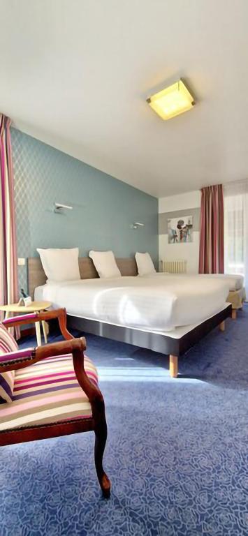 Postel nebo postele na pokoji v ubytování Brit Hotel Essentiel Pontivy Robic