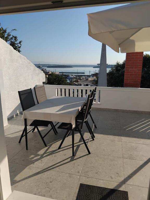 Zdjęcie z galerii obiektu Apartments Klanac w mieście Tkon