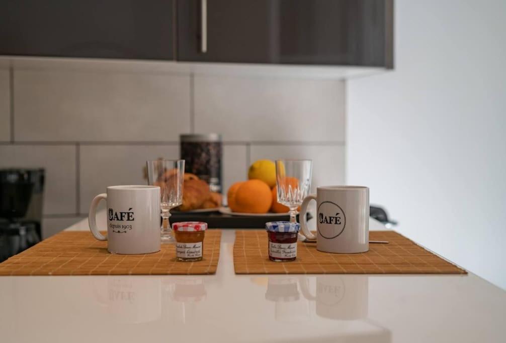 trois tasses à café assises sur un comptoir dans une cuisine dans l'établissement Suite Sainson AC 4 min à pied de la Plage, à Nice