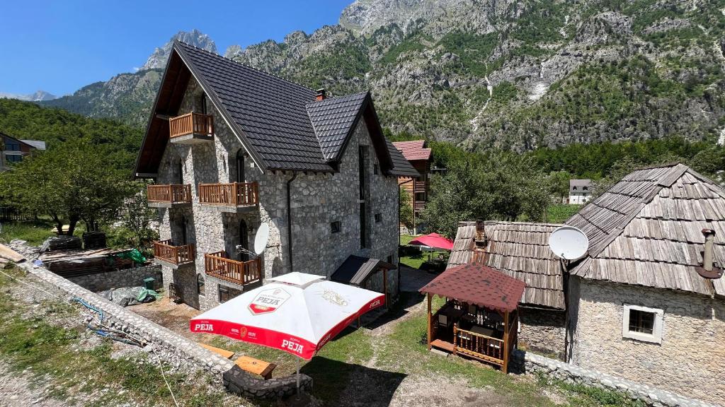Nespecifikovaný výhled na hory nebo výhled na hory při pohledu z penzionu