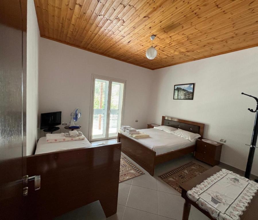 Postel nebo postele na pokoji v ubytování Guest House Emiljos Flamur