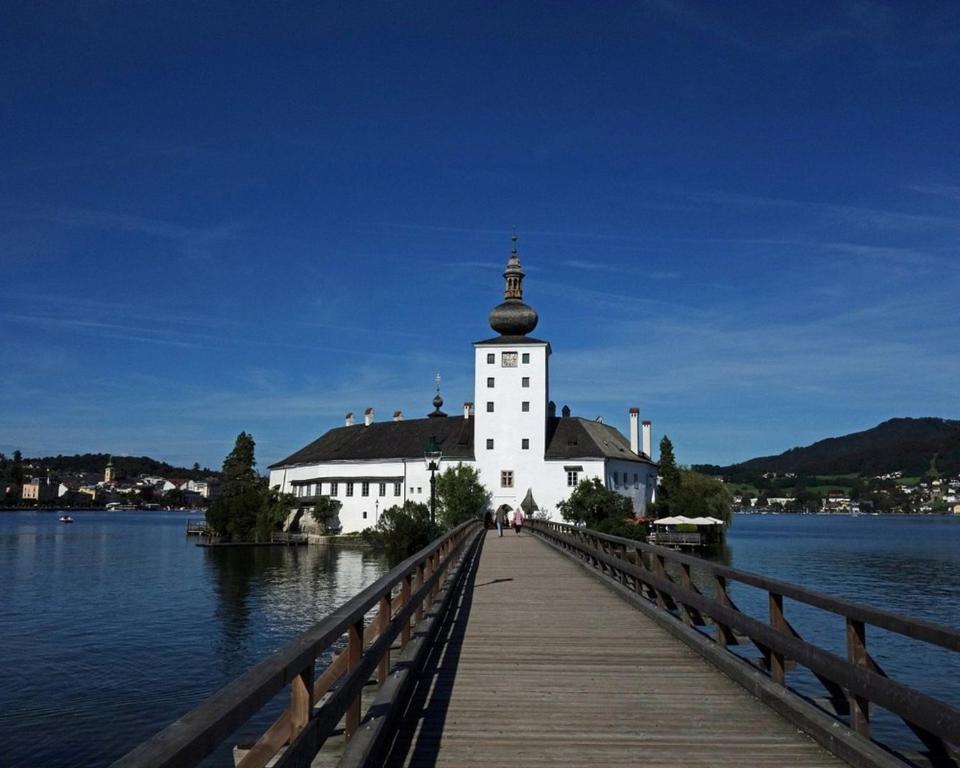 un edificio su un ponte sopra un corpo d'acqua di Ferienhaus Strassgartl a Pinsdorf