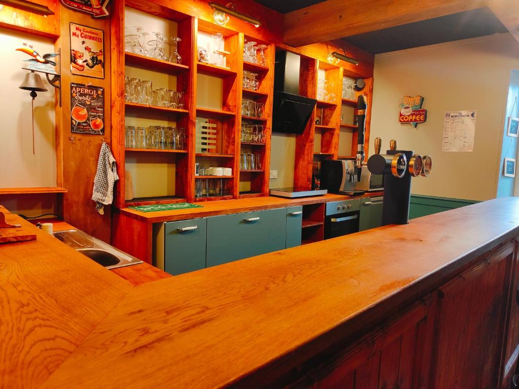 une cuisine avec un comptoir en bois dans une pièce dans l'établissement Gite atypique, à Plounéour-Trez