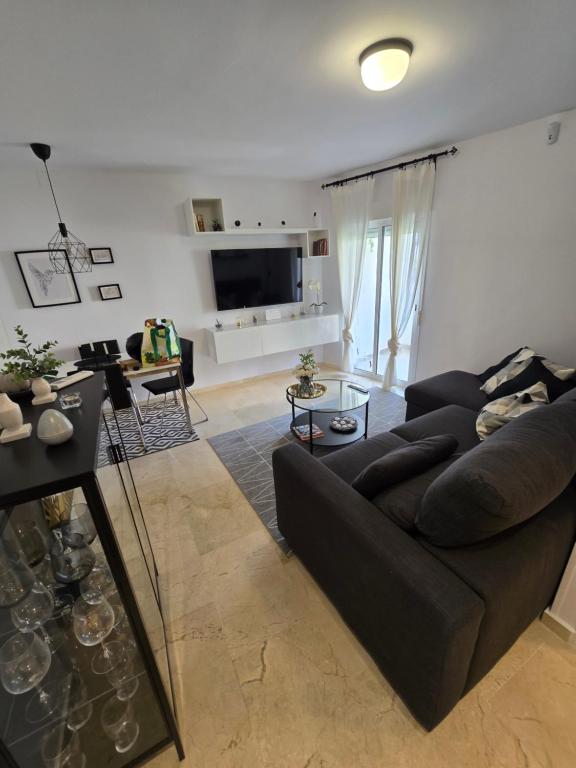 Μια τηλεόραση ή/και κέντρο ψυχαγωγίας στο Apartamento ALZAHIR