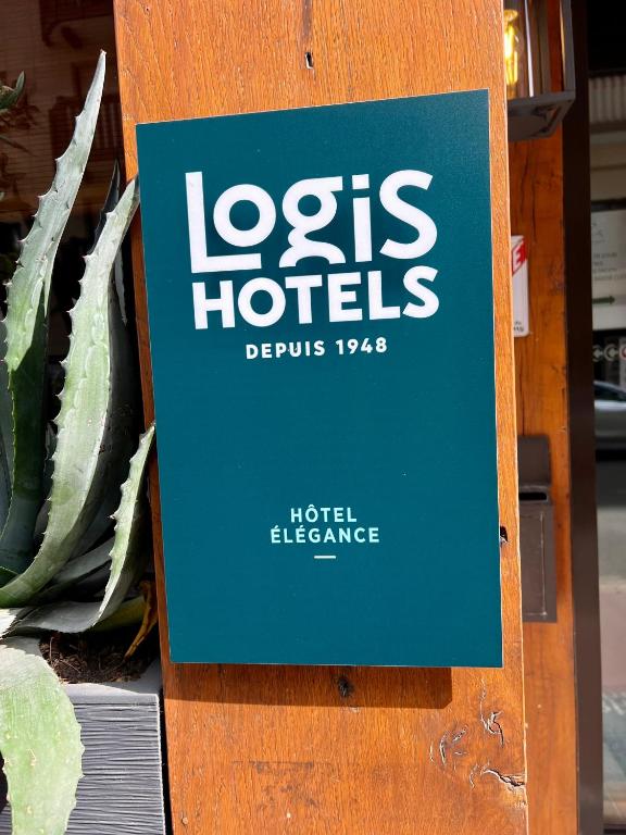a sign that says leeds hotels on a store display at Le Trophée Boutique Hôtel Spa- La Loggia Appart'hôtel in Deauville