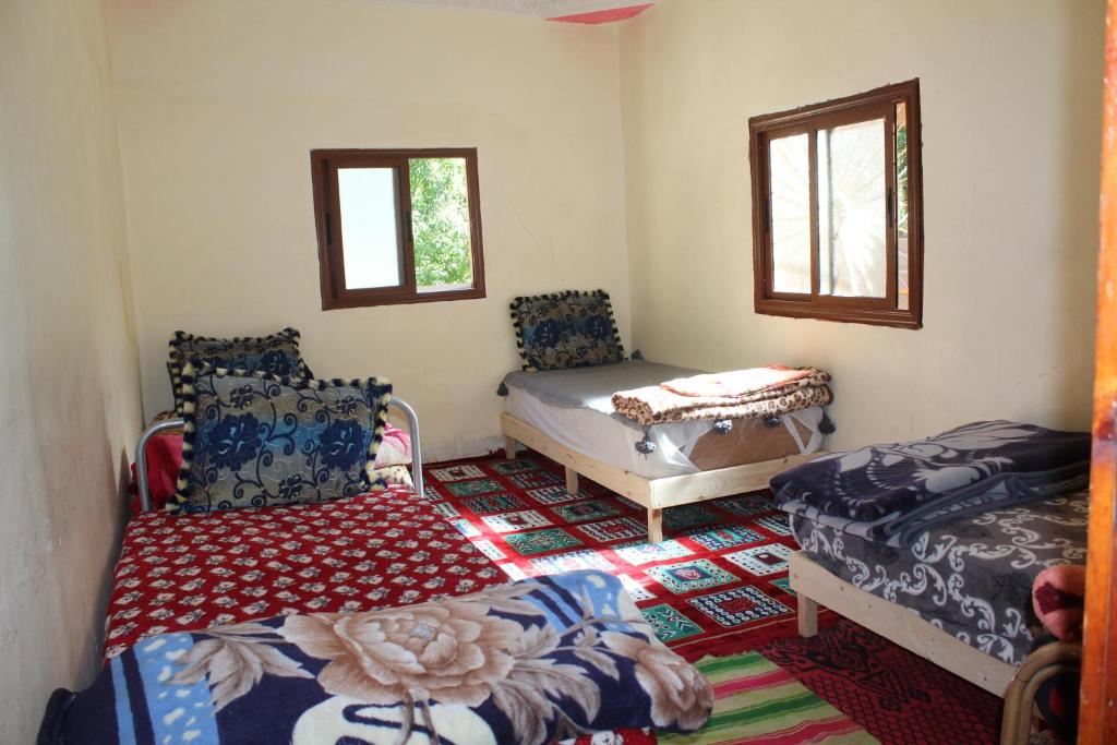 Auberge Toubkal Amsouzart Aitst Idar - Camera Quadruplo Economica Con Bagno In Comune