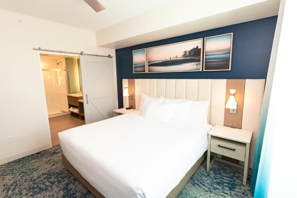 Postel nebo postele na pokoji v ubytování Holiday Inn Club Vacations Myrtle Beach Oceanfront