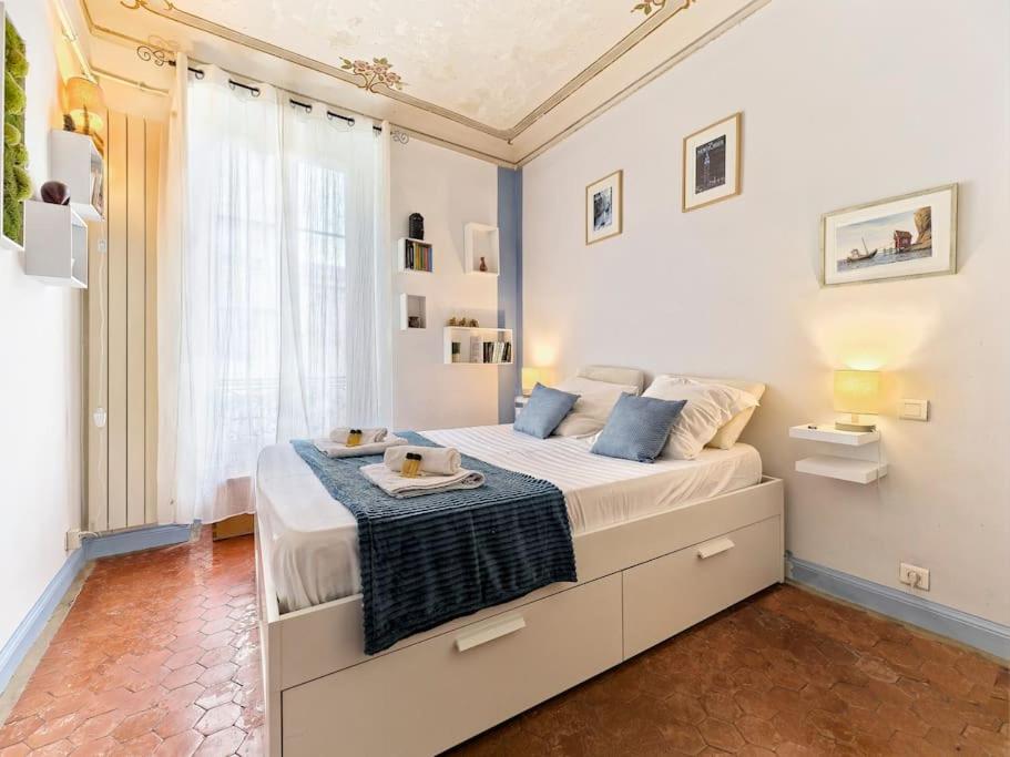 une chambre blanche avec un grand lit dans une pièce dans l'établissement CENTRE DE NICE- MAGNIFIQUE APPARTEMENT DE 50m2, à Nice