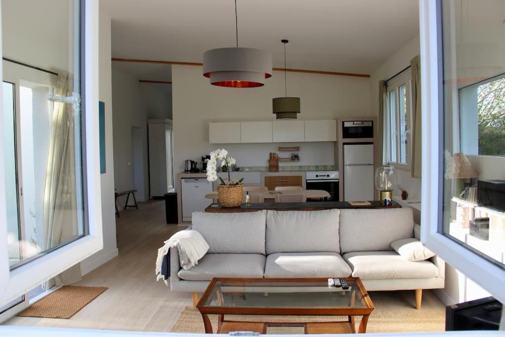 un salon avec un canapé et une table dans l'établissement Maison de Campagne proche plage, à Blainville-sur-Mer