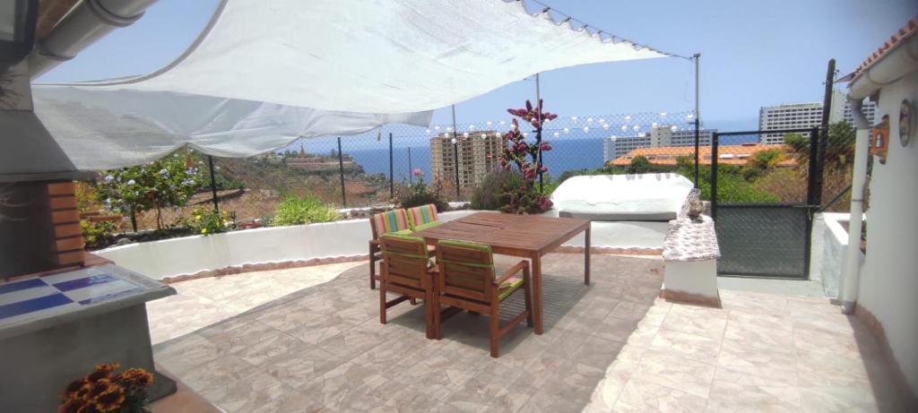 un patio con tavolo e sedie su un balcone di Charming Canarian House at Villa Lila a Puerto de la Cruz