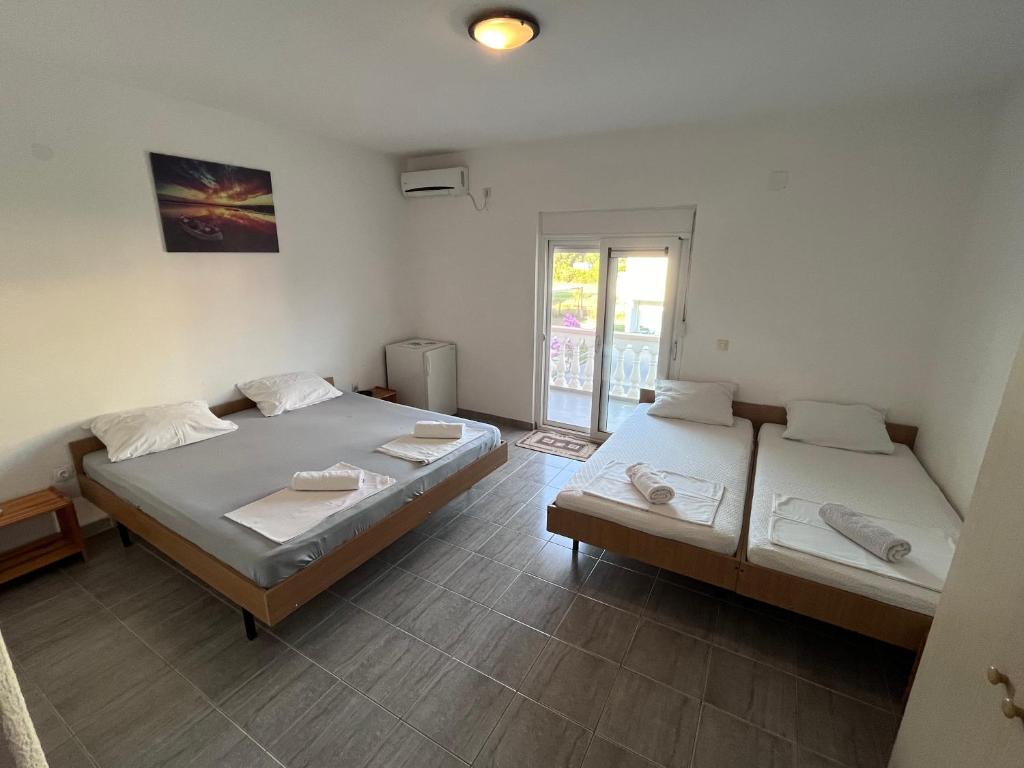 Postel nebo postele na pokoji v ubytování Saraj appartments
