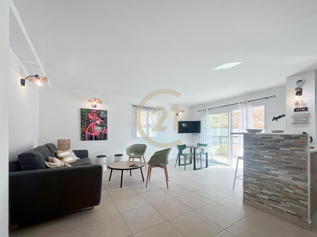 un salon avec un canapé et une table dans l'établissement Ile Rousse T2 proche centre-ville, à LʼÎle-Rousse