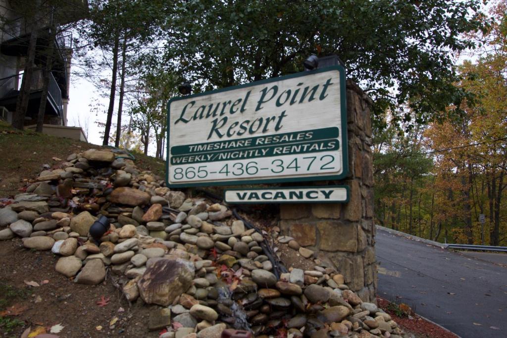 En logo, et sertifikat eller et firmaskilt på Laurel Point Resort by Capital Vacations