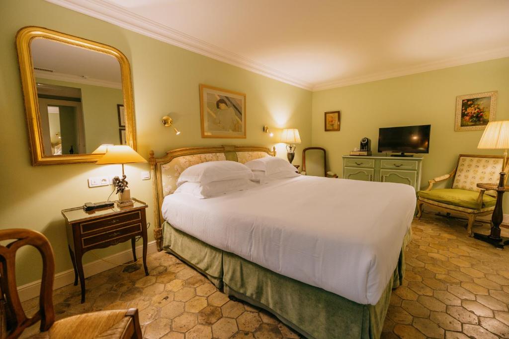 Postel nebo postele na pokoji v ubytování Hôtel de Toiras