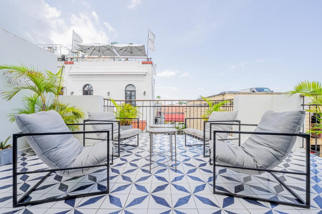 a balcony with chairs and a tiled floor at Casa Contemporánea by Wynwood House in Panama City