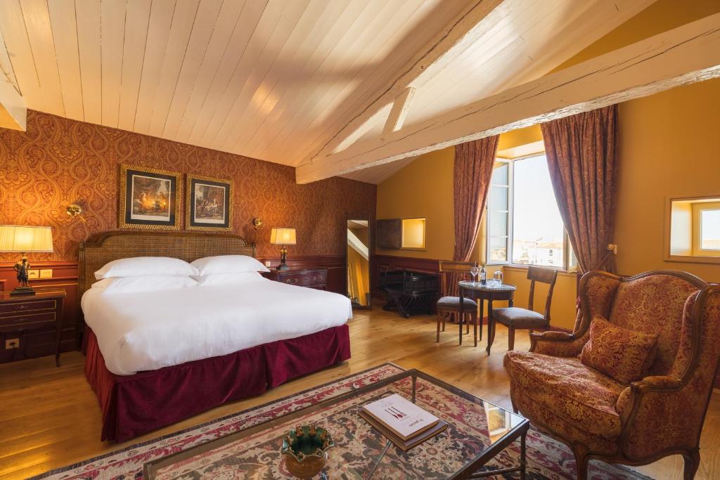 Postel nebo postele na pokoji v ubytování Hôtel de Toiras