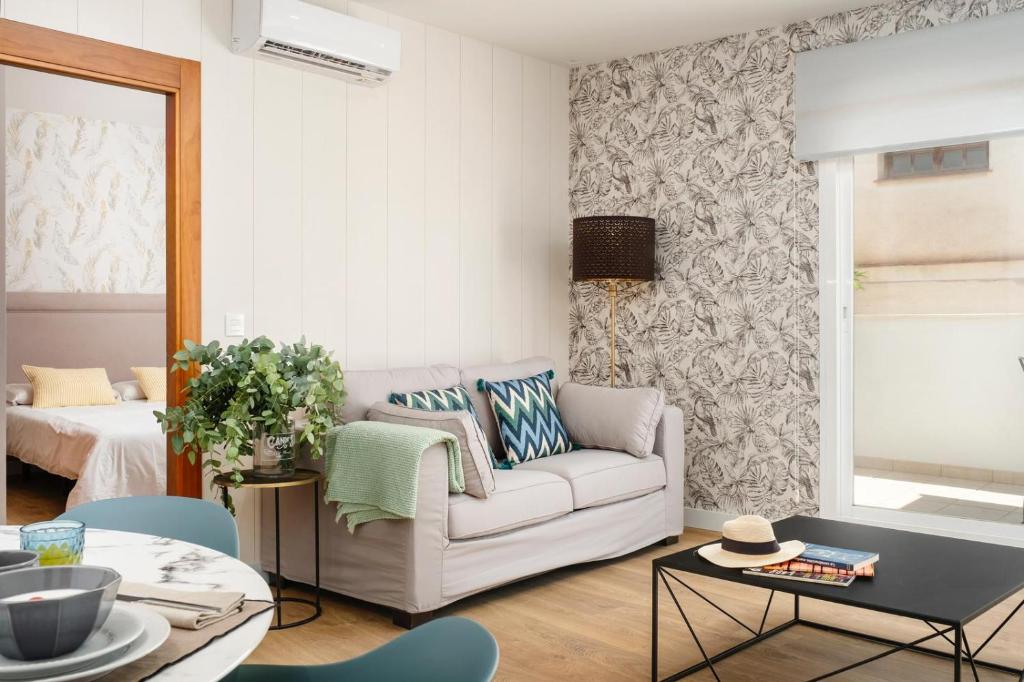 A seating area at Apartamentos Pedregalejo Beach Playa