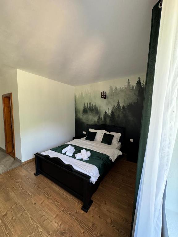 Postel nebo postele na pokoji v ubytování CONACUL VANATORULUI, Borlova - MUNTELE MIC - Enduro Base