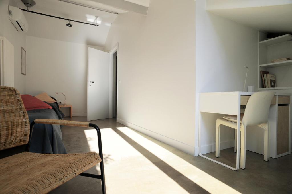 Posezení v ubytování Room Sant Ambrogio with private terrace in shared flat