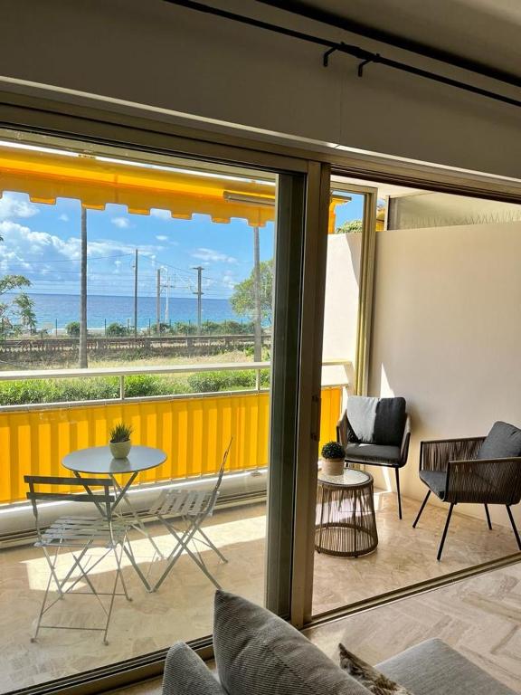 Photo de la galerie de l'établissement L'Atelier Plage, à Cannes