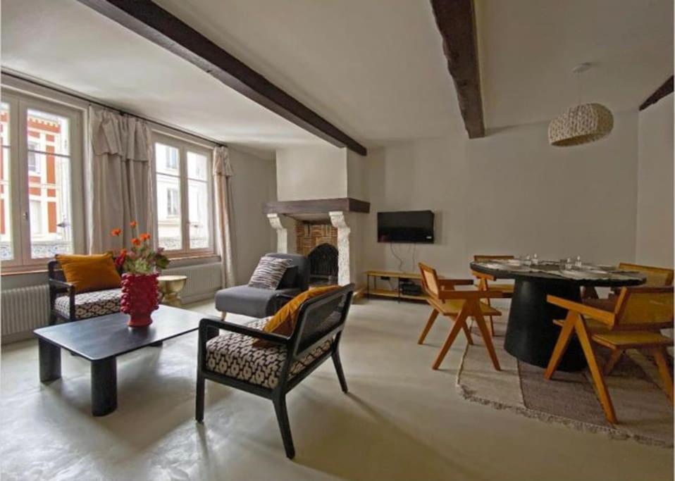 un salon avec un canapé et une table dans l'établissement Au Vieux Bassin, à Honfleur