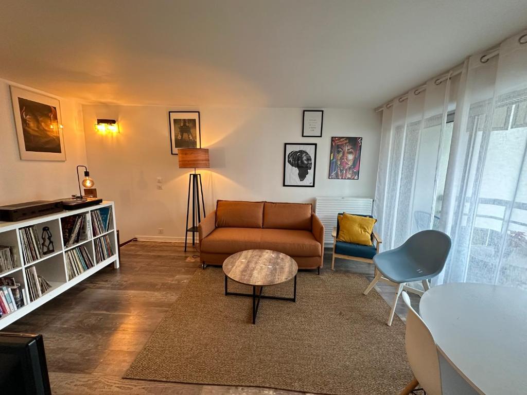 Et opholdsområde på Cosy Duplex avec Parking à Paris 19 by immo kit bnb