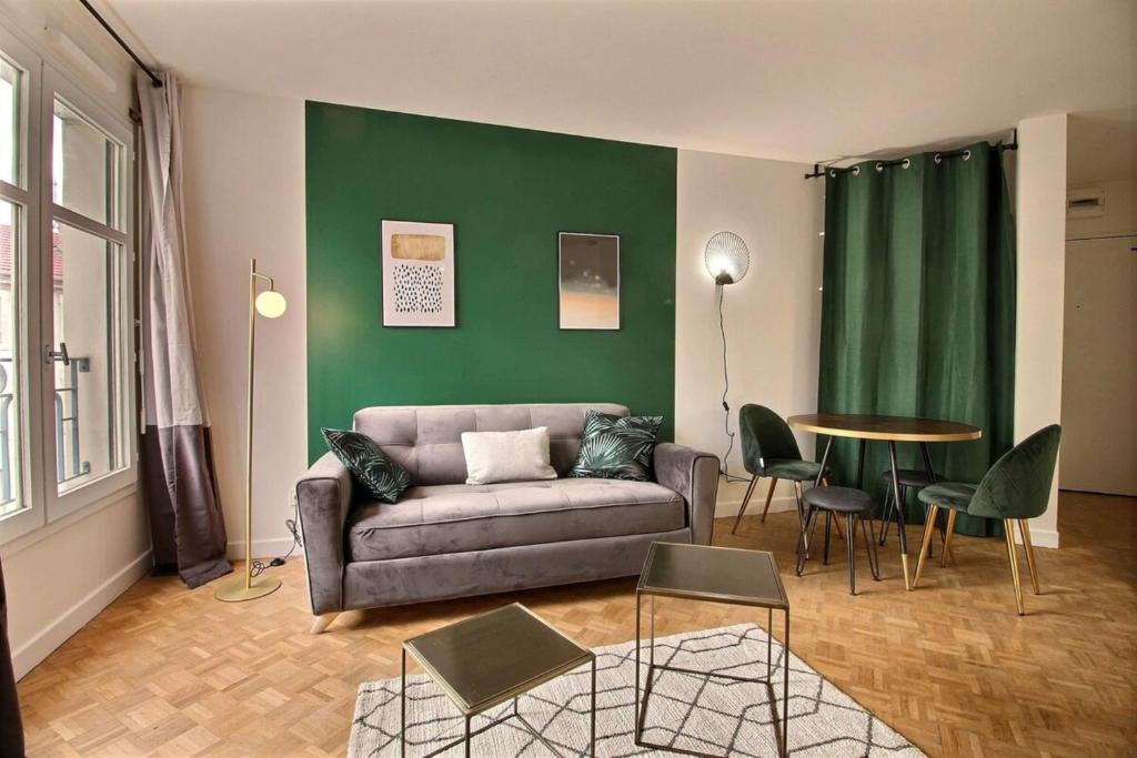 un salon avec un canapé et une table dans l'établissement Le Tropical - Beautiful apartment - Lyon 7th, à Lyon