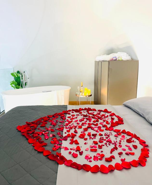 Łóżko lub łóżka w pokoju w obiekcie Jacuzzi Luxury Apartment in the Town Centre
