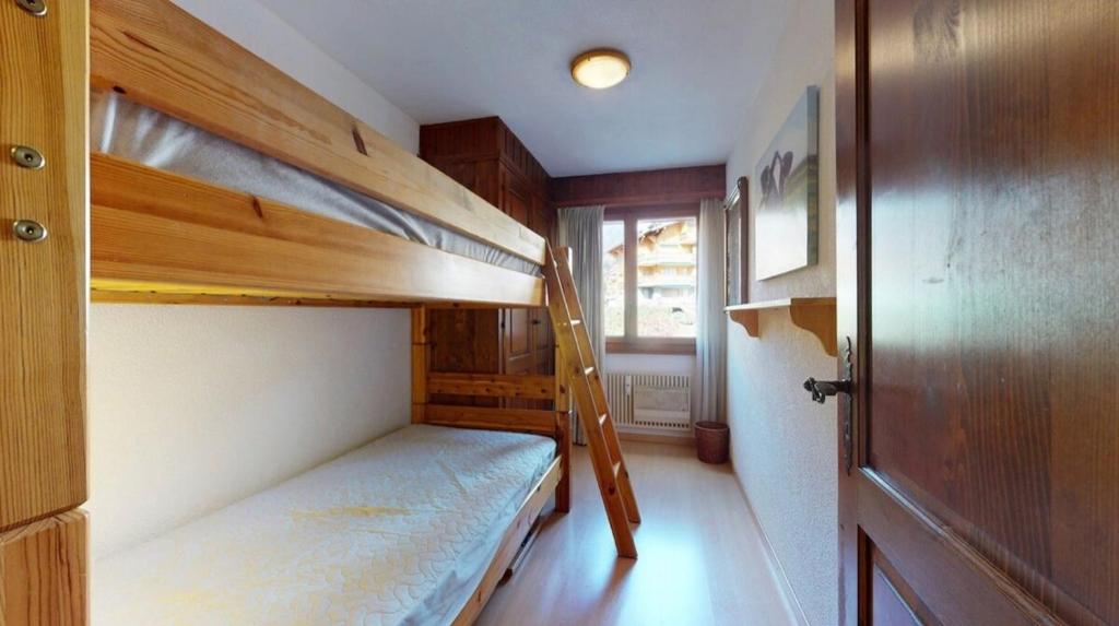 Postel nebo postele na pokoji v ubytování La Ruinette-cosy 2-bed With Pool & Gym Access