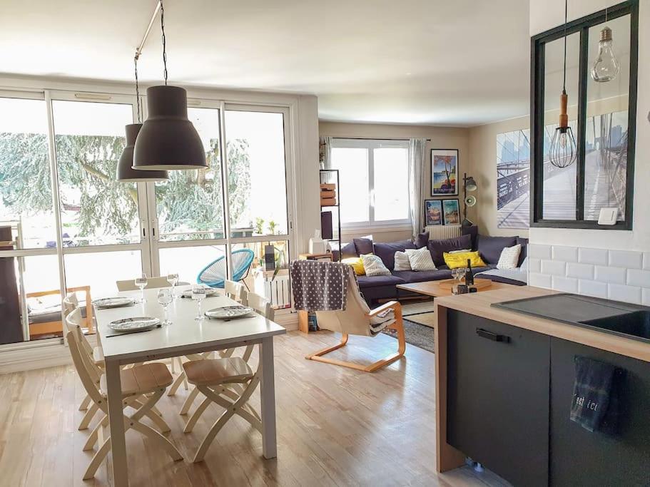 une cuisine et un salon avec une table et des chaises dans l'établissement Spacious T4 100m2 Wifi & Balcony, close Versailles Chateau, à Bailly