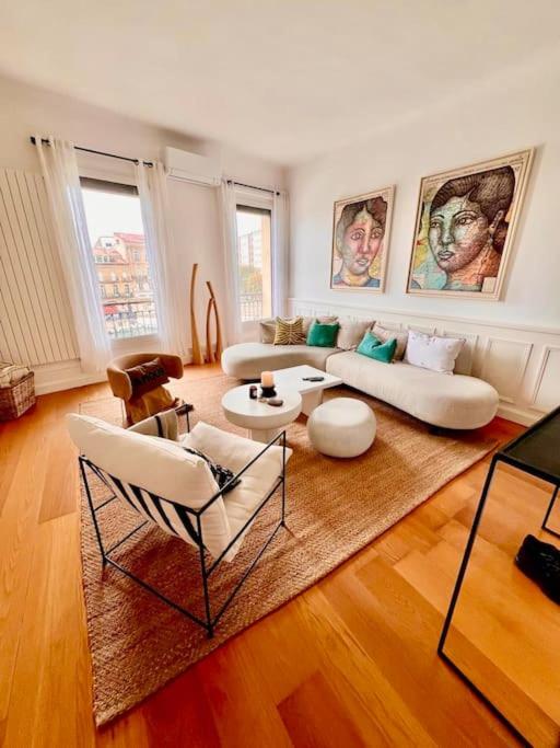 - un salon avec des canapés et des chaises sur du parquet dans l'établissement Elégant T3 climatisé sur quai Rhin et Danube, à Sète