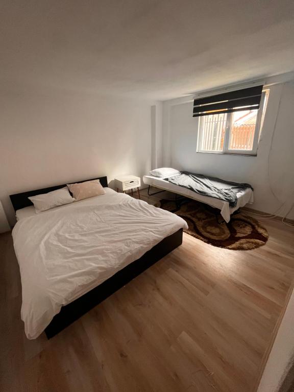 Ένα ή περισσότερα κρεβάτια σε δωμάτιο στο Gretas Home Surduc