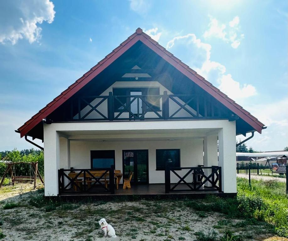 Casa pequeña con porche en Lazurowa Chata Rydzewo, en Rydzewo