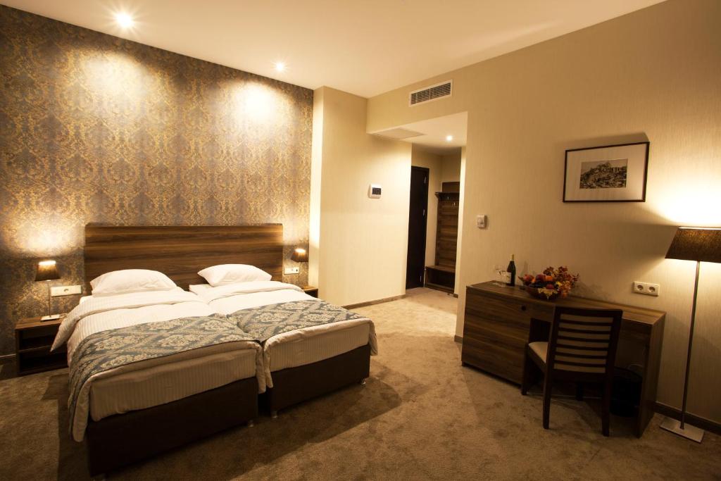Postel nebo postele na pokoji v ubytování Old Meidan Tbilisi By Urban Hotels