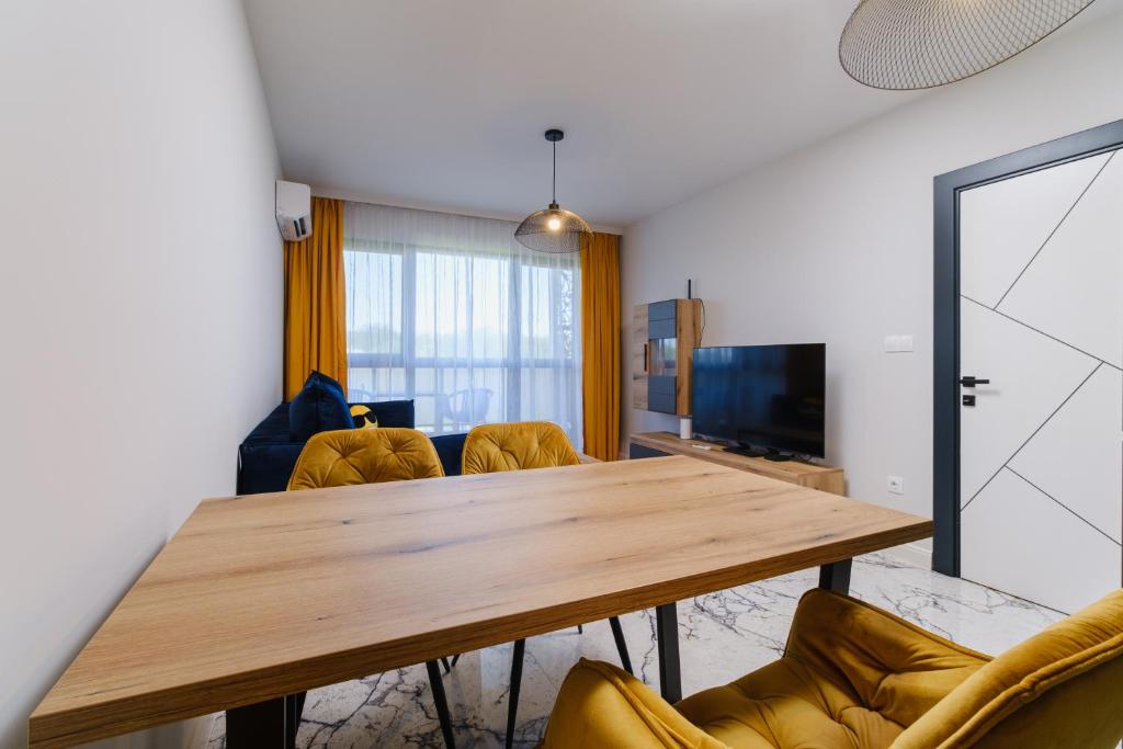TV a/nebo společenská místnost v ubytování Lauta Forest 1-bedroom apartment