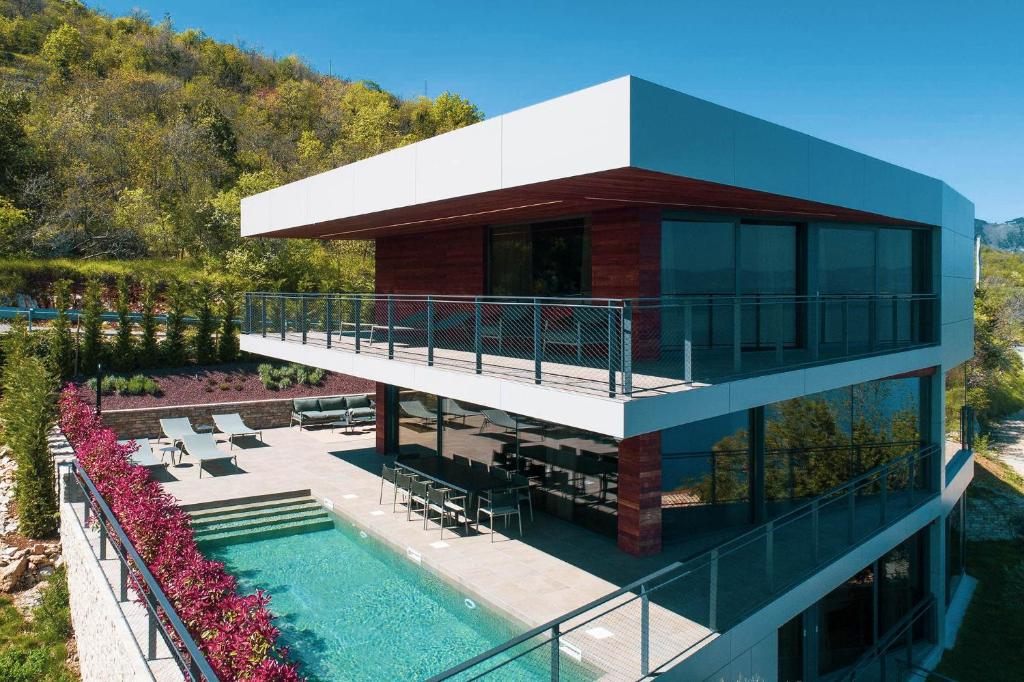 une maison avec une piscine devant dans l'établissement Vista Hills Excelsior, à Mošćenice