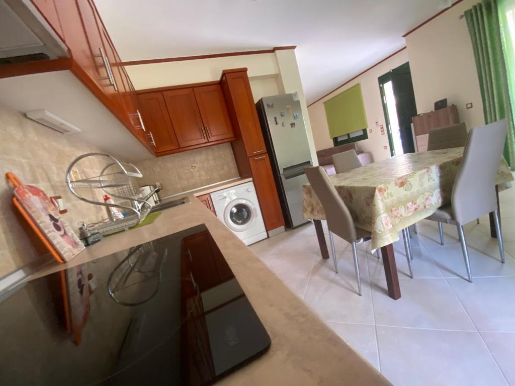 Η κουζίνα ή μικρή κουζίνα στο Alexander seaside Villa
