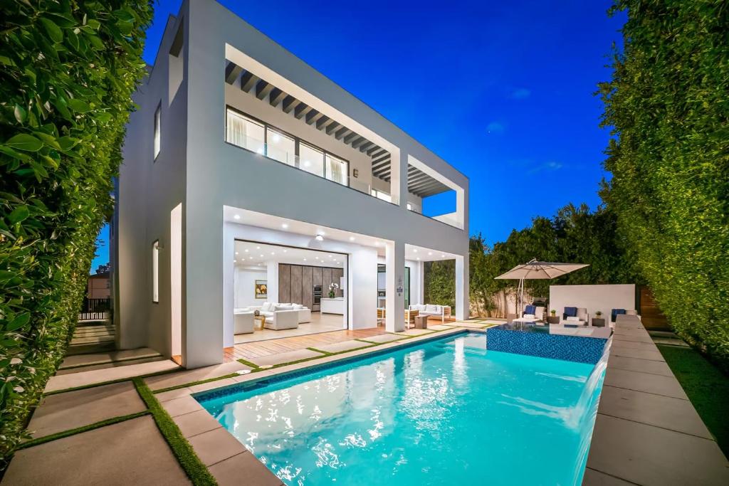 ロサンゼルスにあるLuxurious Retreat - Modern House with Poolの正面にプールがある家