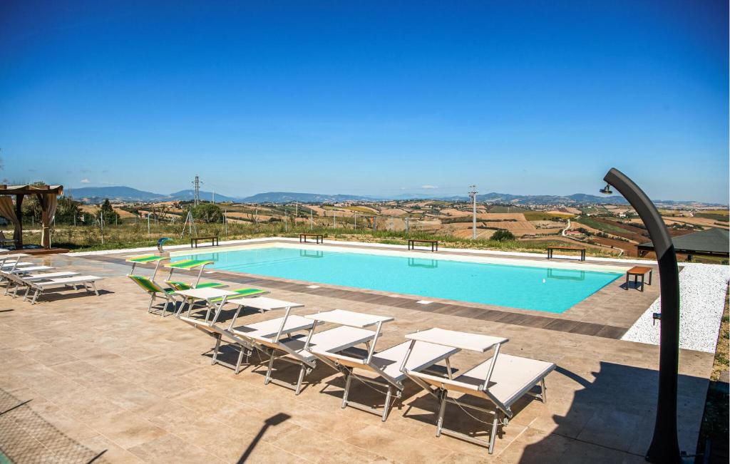 Πισίνα στο ή κοντά στο Awesome Apartment In Terre Roveresche