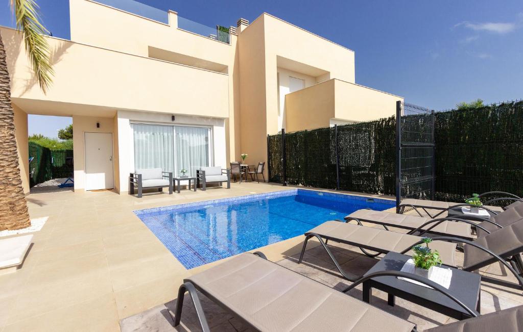 eine Villa mit Swimmingpool und ein Haus in der Unterkunft Stunning Home In Cartagena in Cartagena