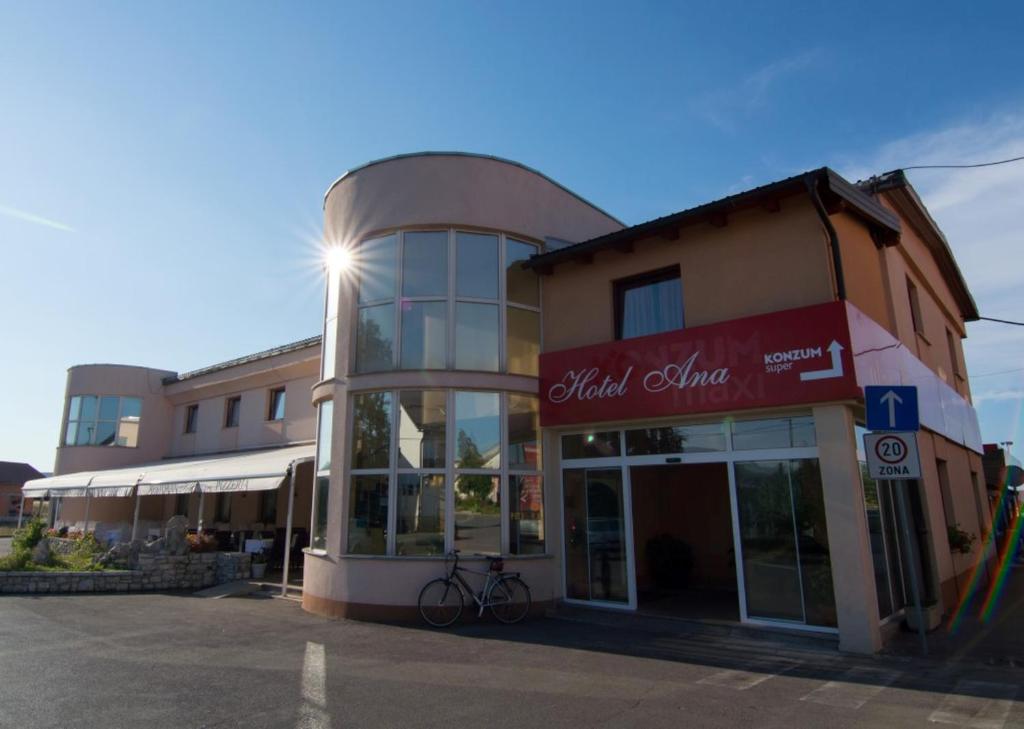 un edificio con una bicicleta estacionada frente a él en Hotel Ana, en Gospić