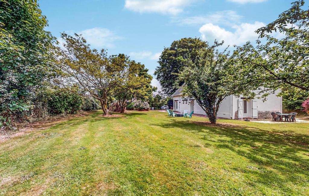 une cour herbeuse avec une maison et des arbres dans l'établissement 3 Bedroom Cozy Home In Étainhus, à Ã‰tainhus